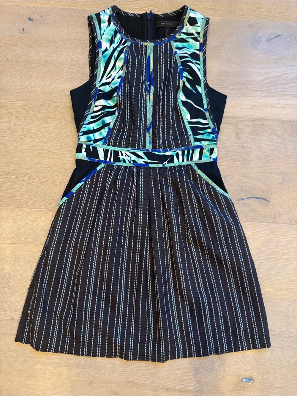 ✨ Chic Mixed-Print Sleeveless Dress – Flattering & Unique ✨